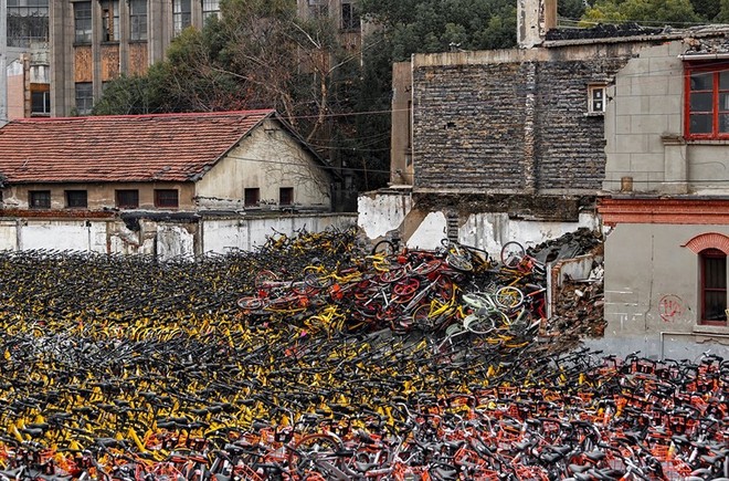 Choáng với hình ảnh núi xe đạp rác ở Trung Quốc - Ảnh 3.