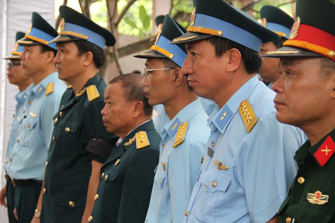 Lễ viếng 2 phi công Su-22: Con trai nhỏ hỏi bố đâu, ông ngoại chỉ biết khóc lặng - Ảnh 1.