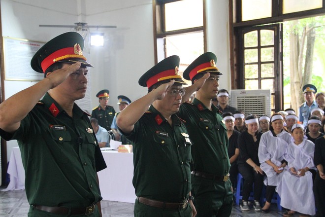 Lễ viếng 2 phi công Su-22: Con trai nhỏ hỏi bố đâu, ông ngoại chỉ biết khóc lặng - Ảnh 6.