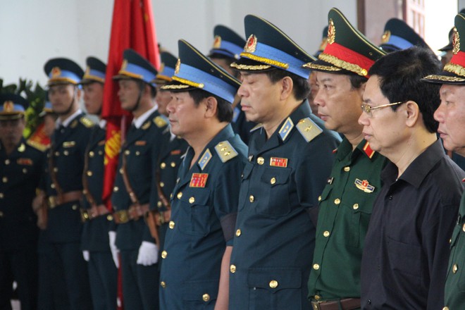 Lễ viếng 2 phi công Su-22: Con trai nhỏ hỏi bố đâu, ông ngoại chỉ biết khóc lặng - Ảnh 2.