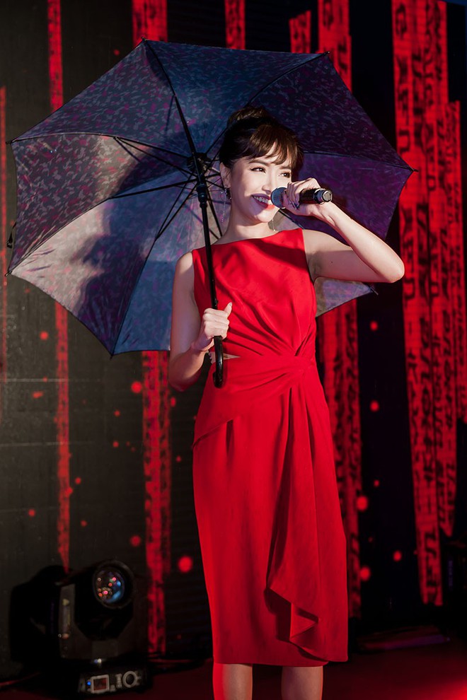 Hàng trăm khán giả đội mưa nghe Bích Phương hát ở Phú Thọ - Ảnh 3.