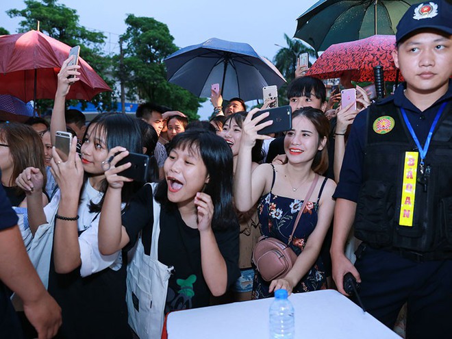 Hàng trăm khán giả đội mưa nghe Bích Phương hát ở Phú Thọ - Ảnh 2.