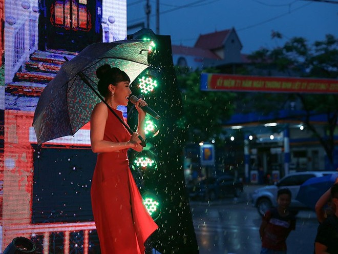 Hàng trăm khán giả đội mưa nghe Bích Phương hát ở Phú Thọ - Ảnh 4.