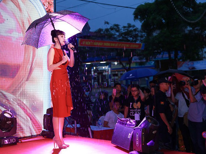 Hàng trăm khán giả đội mưa nghe Bích Phương hát ở Phú Thọ - Ảnh 6.