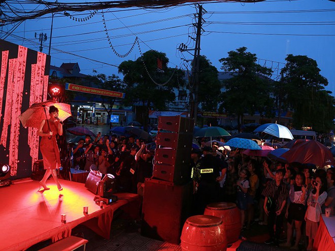 Hàng trăm khán giả đội mưa nghe Bích Phương hát ở Phú Thọ - Ảnh 7.