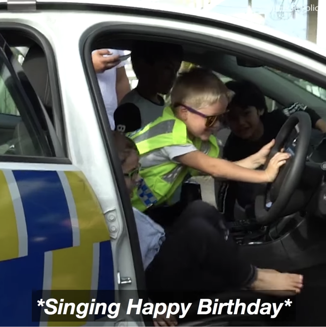 Cậu bé 5 tuổi gọi điện tới đồn cảnh sát để... mời dự sinh nhật, các sĩ quan cũng chẳng ngại gì mà không đến - Ảnh 1.