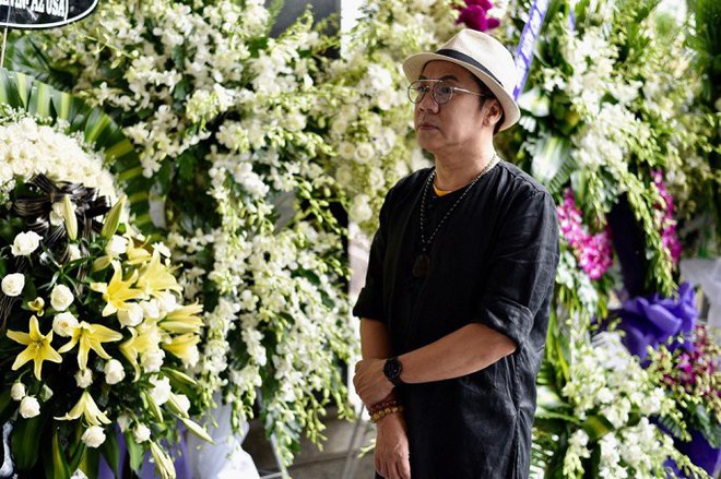 Vợ nghệ sĩ Thanh Hoàng ôm di ảnh chồng khóc ngất trong tang lễ - Ảnh 1.