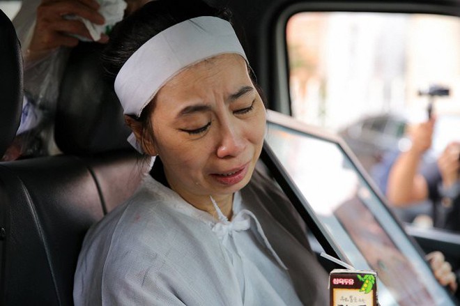 Vợ nghệ sĩ Thanh Hoàng ôm di ảnh chồng khóc ngất trong tang lễ - Ảnh 12.