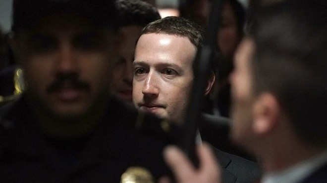 Ông chủ Facebook rơi khỏi Top 5 người giàu nhất thế giới - Ảnh 1.