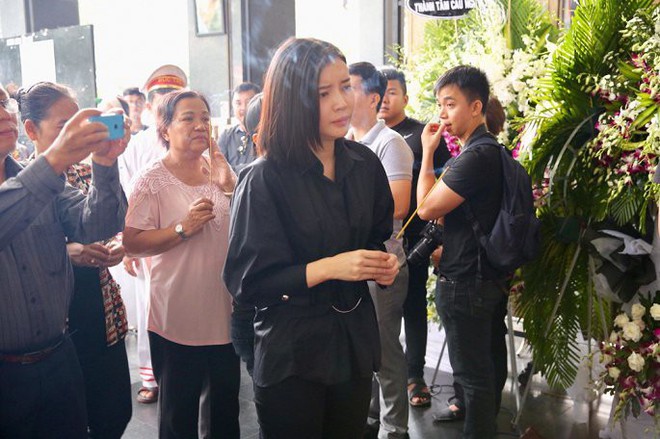 Vợ nghệ sĩ Thanh Hoàng ôm di ảnh chồng khóc ngất trong tang lễ - Ảnh 4.