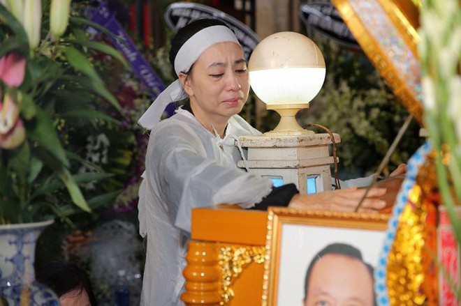 Vợ nghệ sĩ Thanh Hoàng ôm di ảnh chồng khóc ngất trong tang lễ - Ảnh 5.