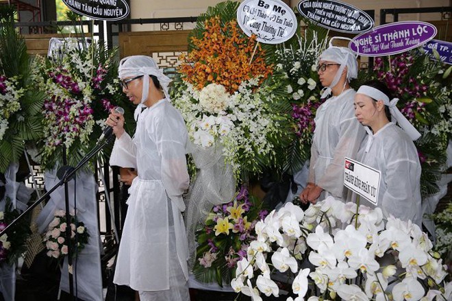 Vợ nghệ sĩ Thanh Hoàng ôm di ảnh chồng khóc ngất trong tang lễ - Ảnh 7.