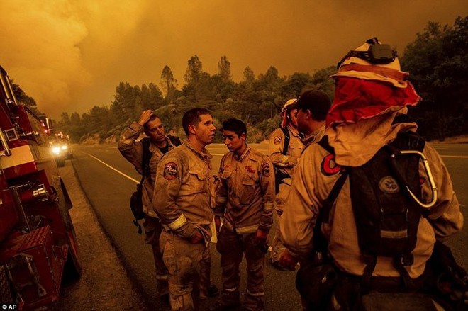 Video, ảnh: Biển lửa bao trùm California như ngày tận thế, hàng chục nghìn người phải sơ tán - Ảnh 8.