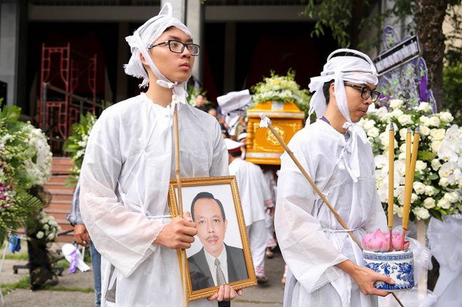 Vợ nghệ sĩ Thanh Hoàng ôm di ảnh chồng khóc ngất trong tang lễ - Ảnh 9.