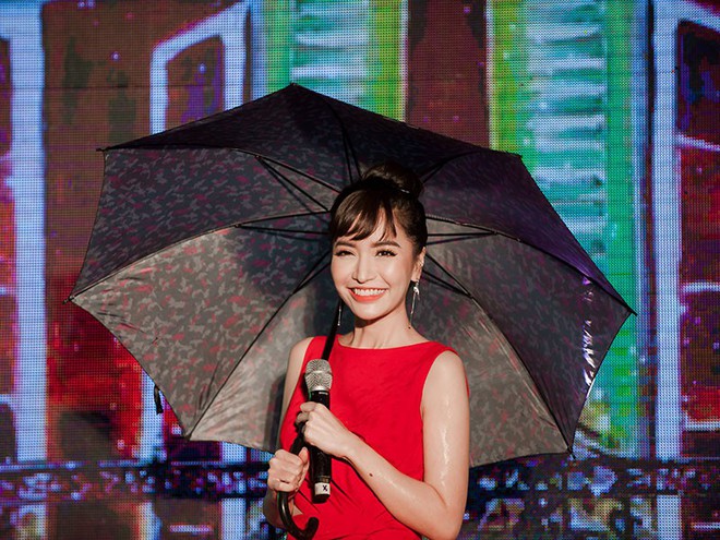 Hàng trăm khán giả đội mưa nghe Bích Phương hát ở Phú Thọ - Ảnh 8.