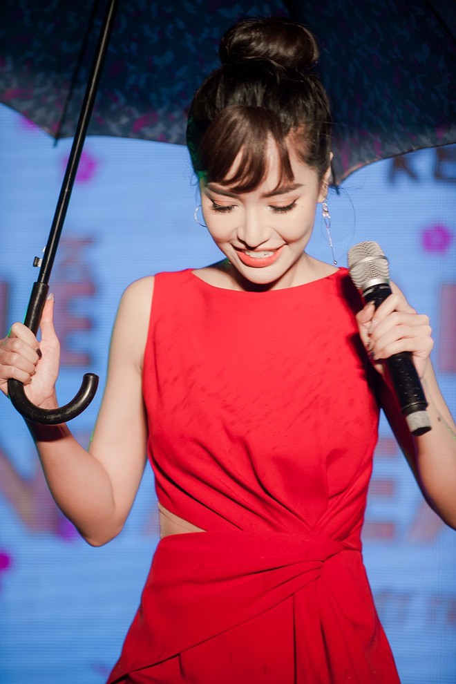 Hàng trăm khán giả đội mưa nghe Bích Phương hát ở Phú Thọ - Ảnh 9.