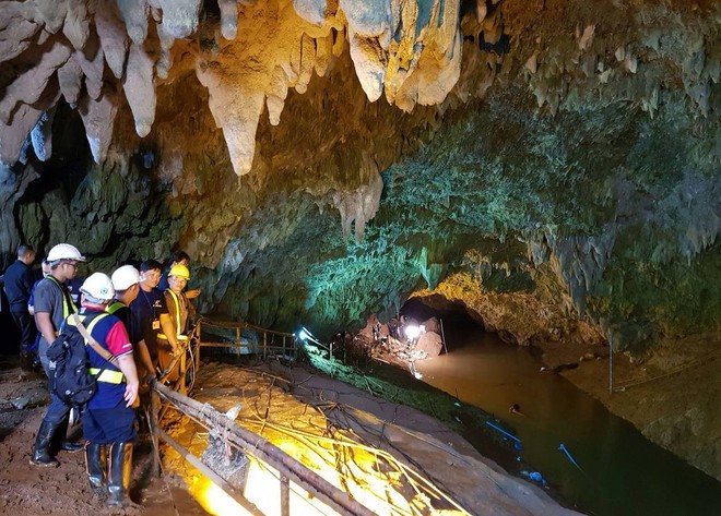 [ẢNH] Nỗ lực giải cứu đội bóng Thái Lan: Hút hàng ngàn khối nước vẫn chưa cứu được người - Ảnh 6.