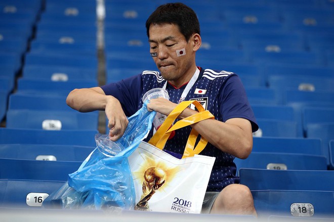 Chưa lau hết nước mắt sau thất bại, CĐV Nhật đã bảo nhau dọn dẹp sạch khán đài World Cup - Ảnh 7.