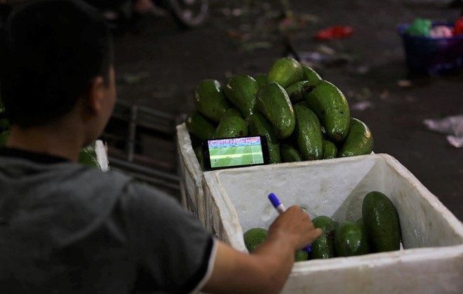 Sân thượng, sảnh chờ, công trường xây dựng thành quán cà phê bóng đá mùa World Cup - Ảnh 7.