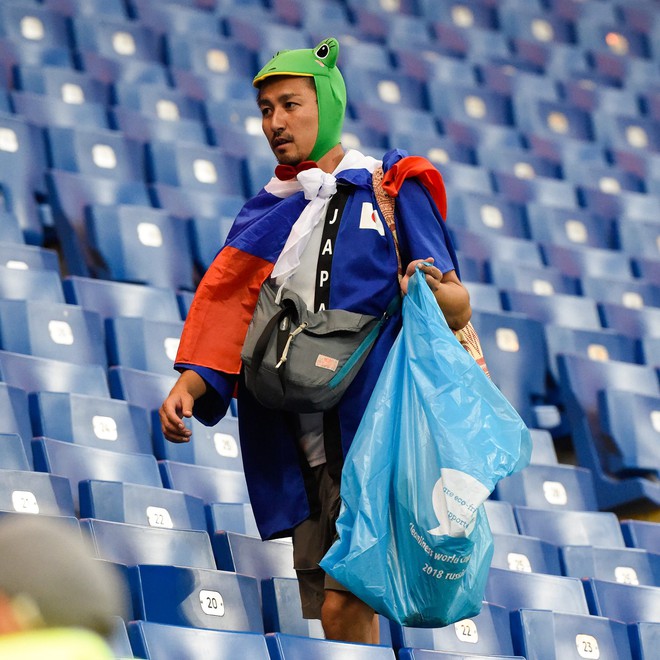 Chưa lau hết nước mắt sau thất bại, CĐV Nhật đã bảo nhau dọn dẹp sạch khán đài World Cup - Ảnh 5.