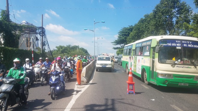 Va chạm với xe máy, 2 thanh niên ngã vào làn ô tô, bị xe 7 chỗ cán thương vong ở Sài Gòn - Ảnh 1.