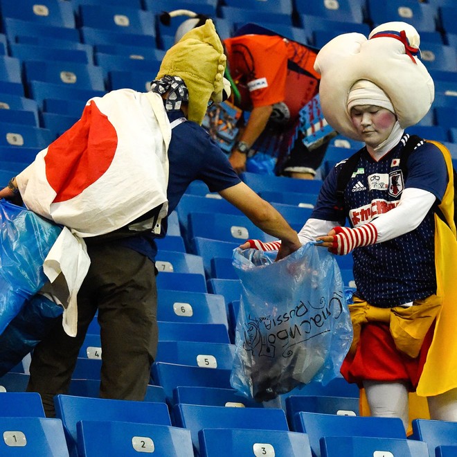 Chưa lau hết nước mắt sau thất bại, CĐV Nhật đã bảo nhau dọn dẹp sạch khán đài World Cup - Ảnh 4.