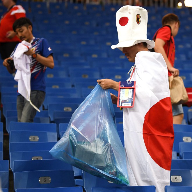 Chưa lau hết nước mắt sau thất bại, CĐV Nhật đã bảo nhau dọn dẹp sạch khán đài World Cup - Ảnh 3.