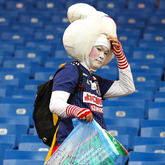 Chưa lau hết nước mắt sau thất bại, CĐV Nhật đã bảo nhau dọn dẹp sạch khán đài World Cup - Ảnh 2.