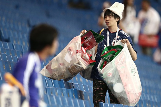 Chưa lau hết nước mắt sau thất bại, CĐV Nhật đã bảo nhau dọn dẹp sạch khán đài World Cup - Ảnh 6.
