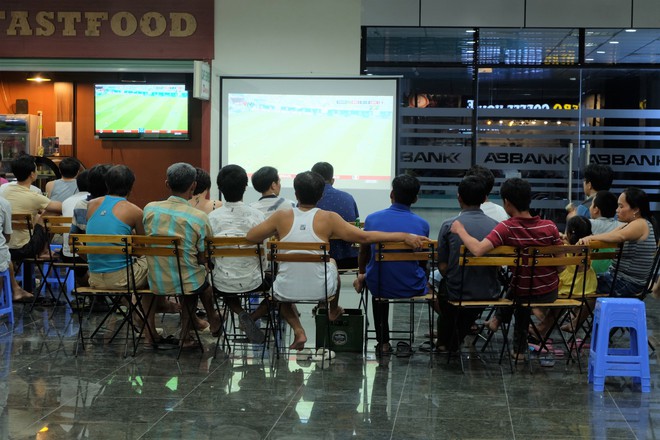 Sân thượng, sảnh chờ, công trường xây dựng thành quán cà phê bóng đá mùa World Cup - Ảnh 2.