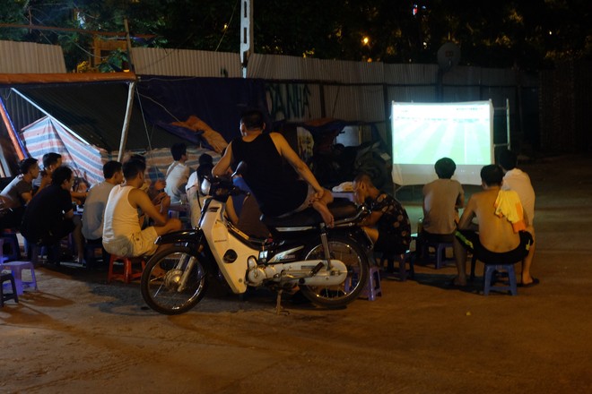 Sân thượng, sảnh chờ, công trường xây dựng thành quán cà phê bóng đá mùa World Cup - Ảnh 4.