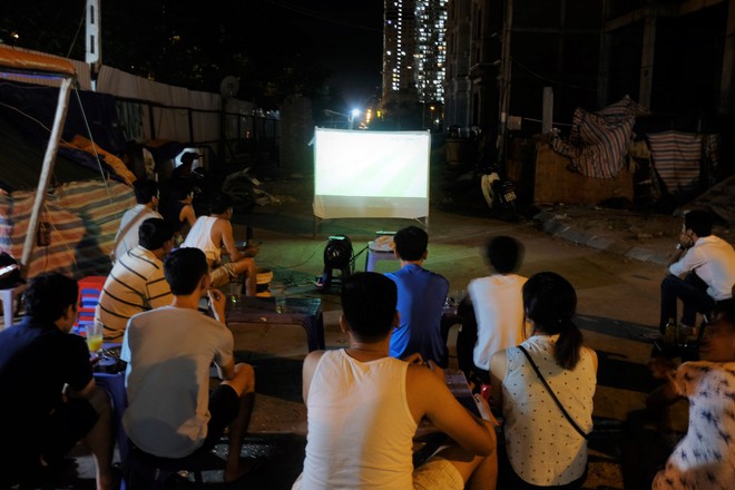 Sân thượng, sảnh chờ, công trường xây dựng thành quán cà phê bóng đá mùa World Cup - Ảnh 6.