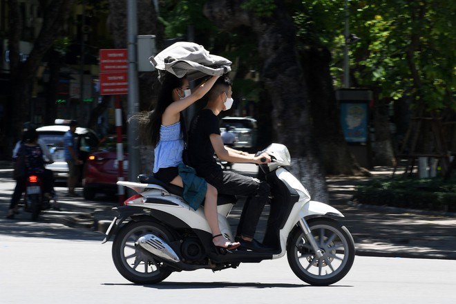 Ốc đảo sa mạc xuất hiện trên phố, người Hà Nội choàng khăn tắm ra đường, quấn chăn che xế yêu - Ảnh 16.