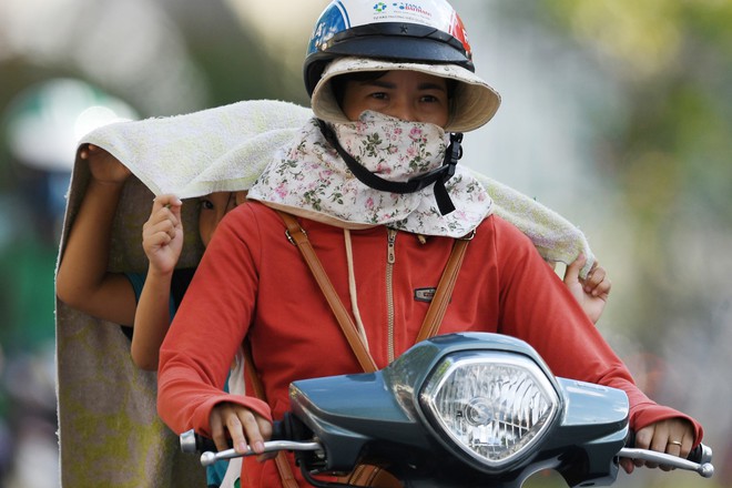 Ốc đảo sa mạc xuất hiện trên phố, người Hà Nội choàng khăn tắm ra đường, quấn chăn che xế yêu - Ảnh 15.