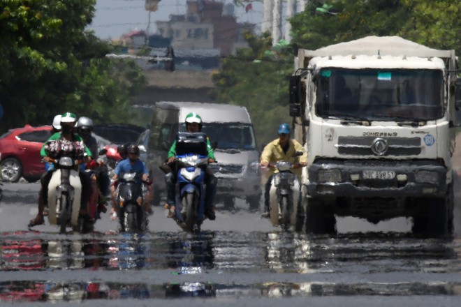 Ốc đảo sa mạc xuất hiện trên phố, người Hà Nội choàng khăn tắm ra đường, quấn chăn che xế yêu - Ảnh 8.