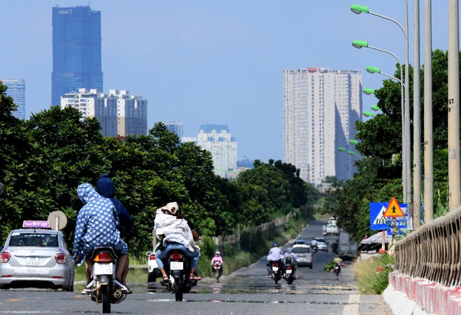 Ốc đảo sa mạc xuất hiện trên phố, người Hà Nội choàng khăn tắm ra đường, quấn chăn che xế yêu - Ảnh 5.