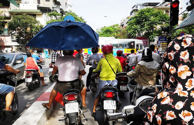 Ốc đảo sa mạc xuất hiện trên phố, người Hà Nội choàng khăn tắm ra đường, quấn chăn che xế yêu - Ảnh 12.