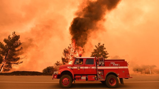 Mỹ: Bầu trời thành phố San Francisco biến thành màu da cam kỳ dị do cháy rừng - Ảnh 1.
