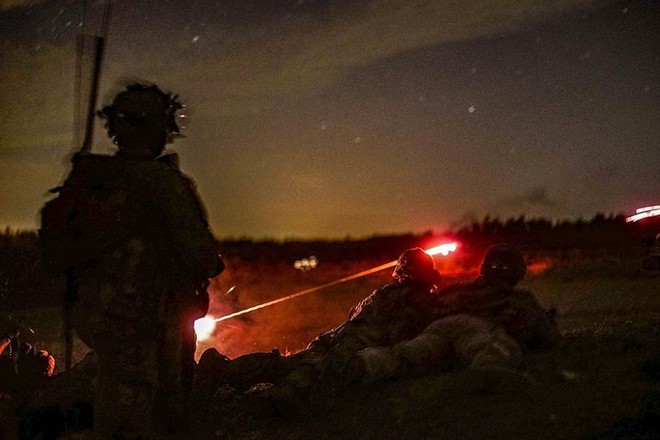 Ảnh: Lính Mỹ trong các đợt tập trận và huấn luyện bí mật ban đêm - Ảnh 1.