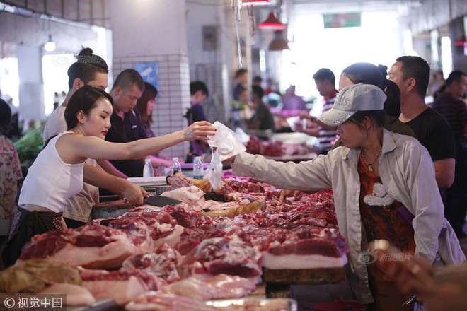 Cô gái 26 tuổi bỏ việc văn phòng ra chợ bán thịt được mệnh danh là Tây Thi thịt lợn gây sốt mạng xã hội Trung Quốc - Ảnh 2.