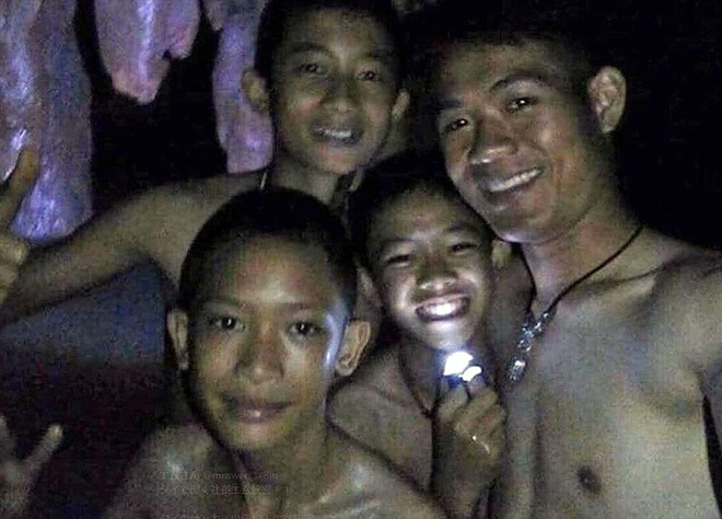 Những hình ảnh mới nhất về đội bóng Thái Lan mất tích trong hang động trên sóng truyền hình - Ảnh 3.