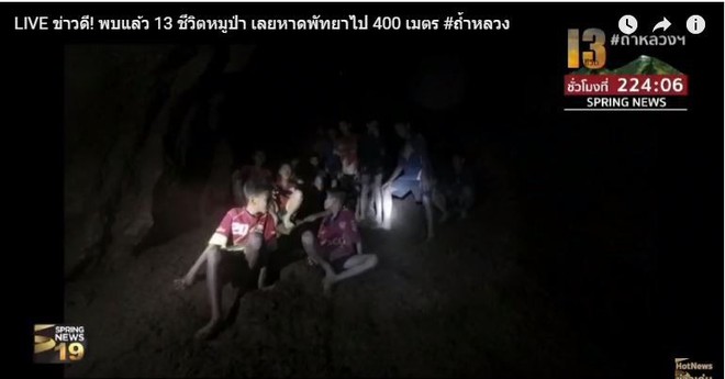 Những hình ảnh mới nhất về đội bóng Thái Lan mất tích trong hang động trên sóng truyền hình - Ảnh 4.
