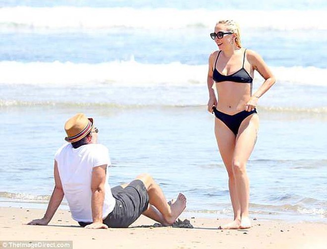 Lady Gaga diện bikini tình tứ ở biển cùng bạn trai hơn 17 tuổi - Ảnh 4.