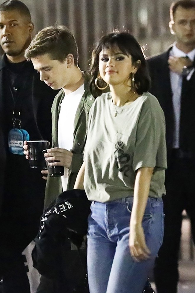 Selena Gomez đi chơi đêm cùng bạn trai tin đồn kém tuổi sau thời gian suy sụp vì việc Justin Bieber sắp lấy vợ - Ảnh 2.