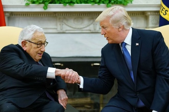 Bị “Người bạn lớn” Kissinger “quay lưng trở mặt”, Trung Quốc điên đầu - Ảnh 1.