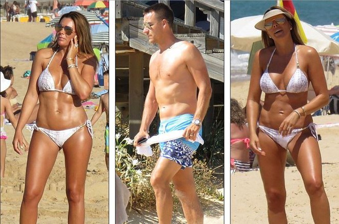 Vợ John Terry diện bikini bốc lửa trên bãi biển Bồ Đào Nha  - Ảnh 1.