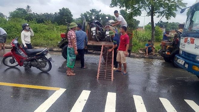 Đại lộ Thăng Long nhiều điểm vẫn ngập sâu, giao thông tê liệt - Ảnh 3.