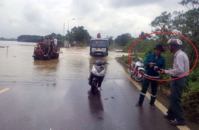 Đại lộ Thăng Long nhiều điểm vẫn ngập sâu, giao thông tê liệt - Ảnh 6.