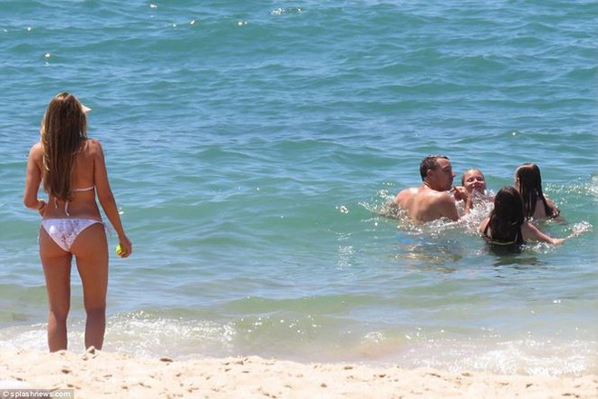 Vợ John Terry diện bikini bốc lửa trên bãi biển Bồ Đào Nha  - Ảnh 7.