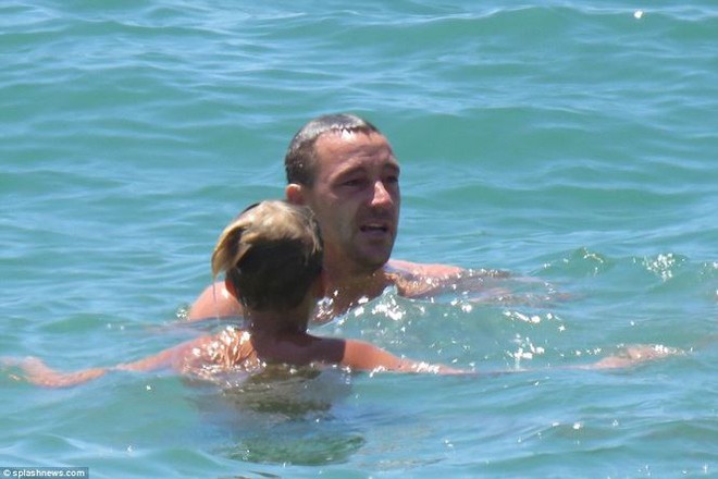 Vợ John Terry diện bikini bốc lửa trên bãi biển Bồ Đào Nha  - Ảnh 8.